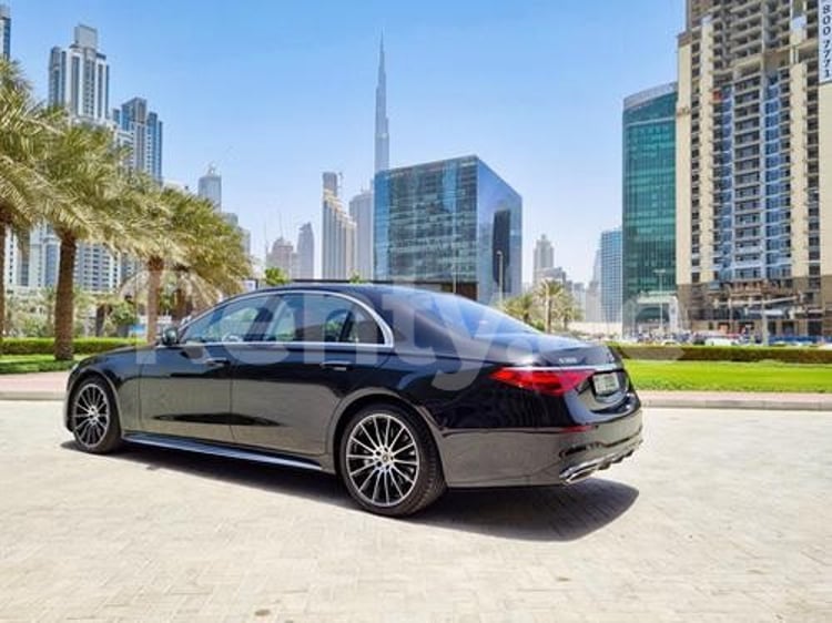 أسود Mercedes S500 للإيجار في دبي 3