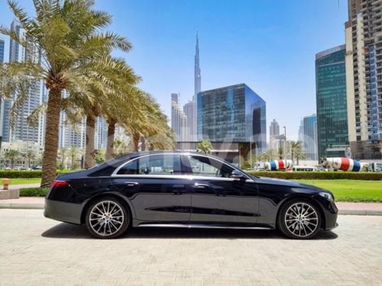 Schwarz Mercedes S500 zur Miete in Abu-Dhabi 5