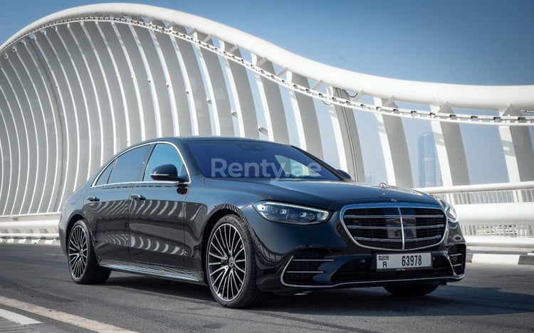 Black Mercedes S500 for rent in Abu-Dhabi