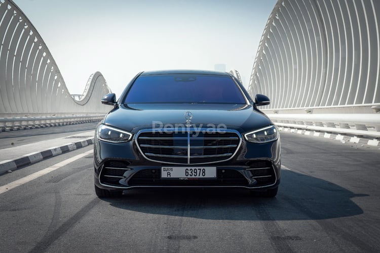 أسود Mercedes S500 للإيجار في دبي 3