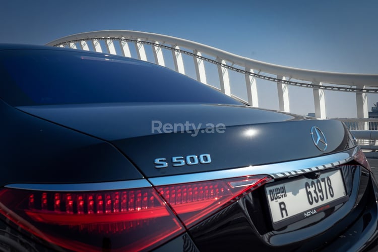 Schwarz Mercedes S500 zur Miete in Abu-Dhabi 5