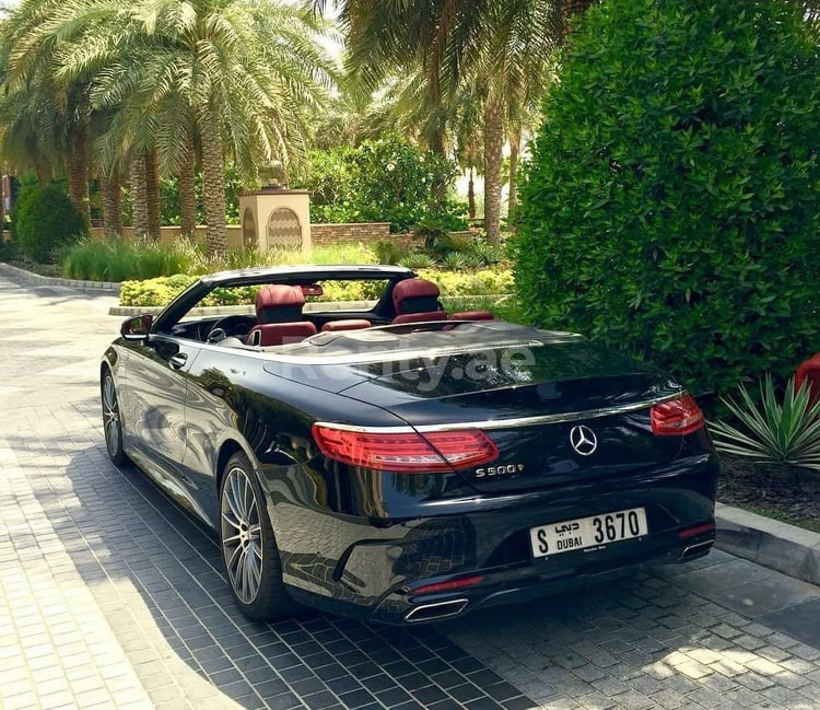 أسود Mercedes S500 Cabriolet للإيجار في أبو ظبي 3