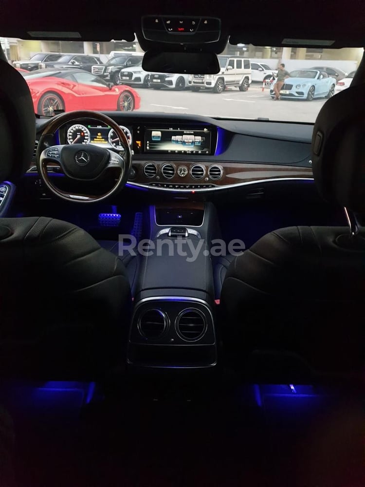 Schwarz Mercedes S Class S650 zur Miete in Sharjah 2