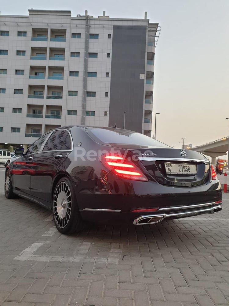 Schwarz Mercedes S Class S650 zur Miete in Sharjah 3