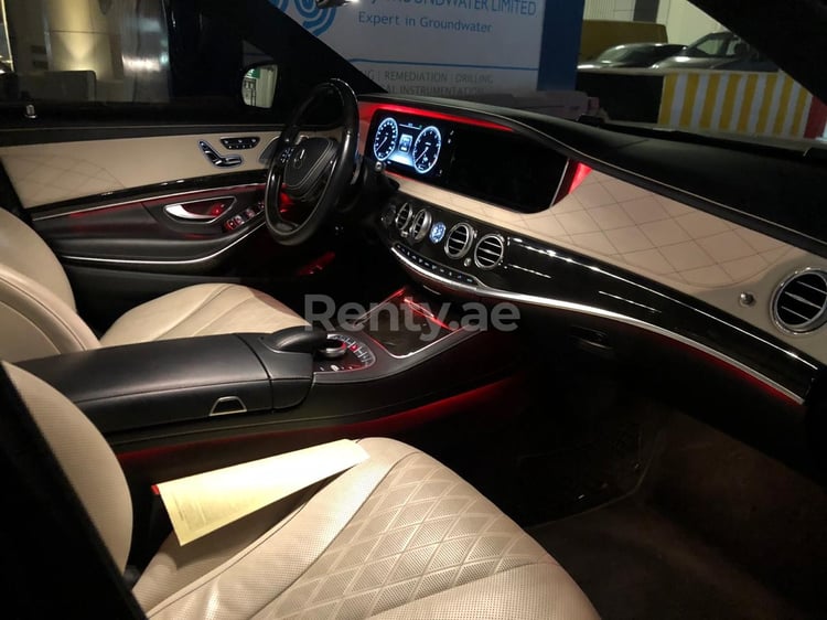 Schwarz Mercedes S Class zur Miete in Sharjah 2