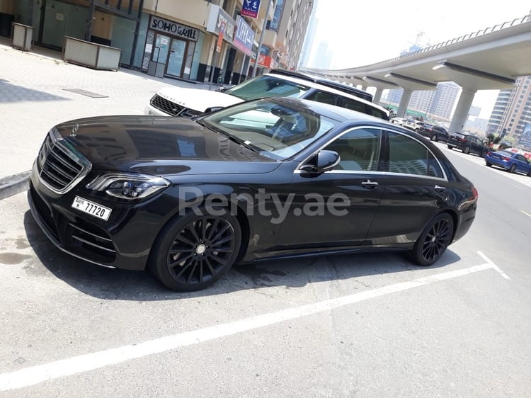 Negro Mercedes S Class en alquiler en Abu-Dhabi 0