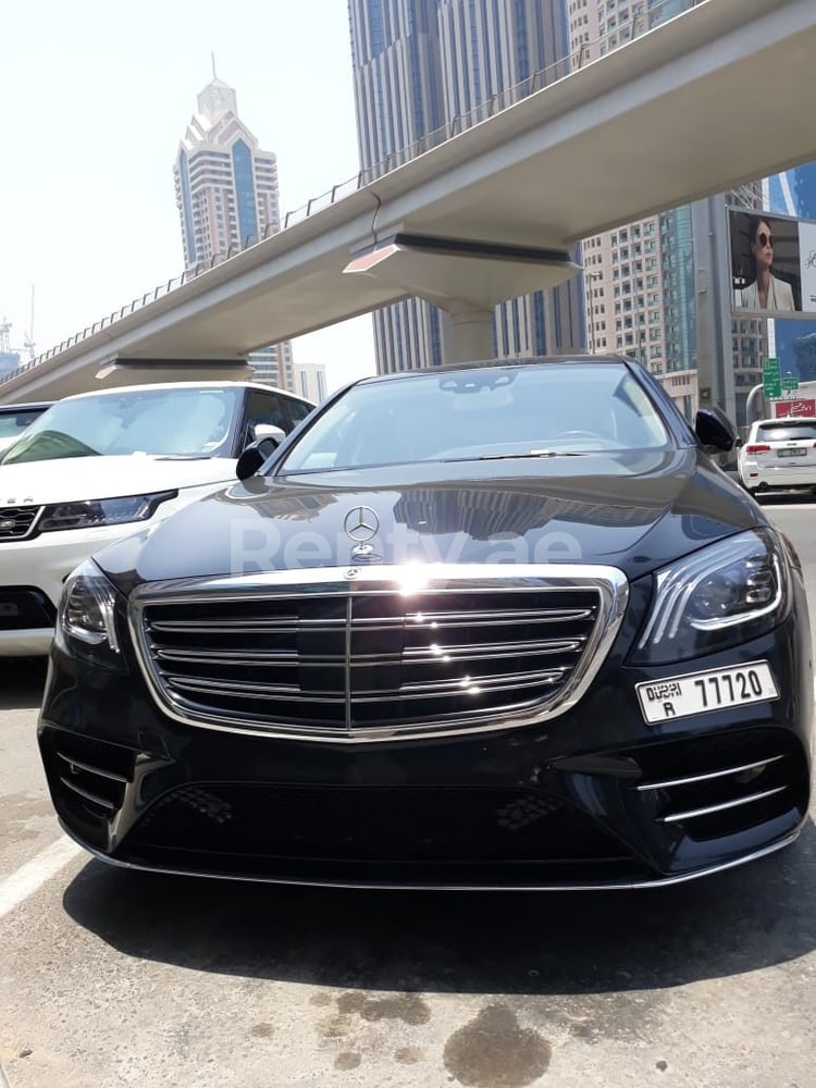 在阿布扎比租赁黑色 Mercedes S Class 3