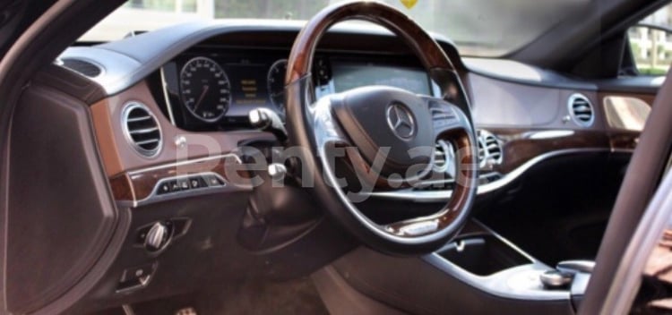 أسود Mercedes S Class للإيجار في أبو ظبي 1