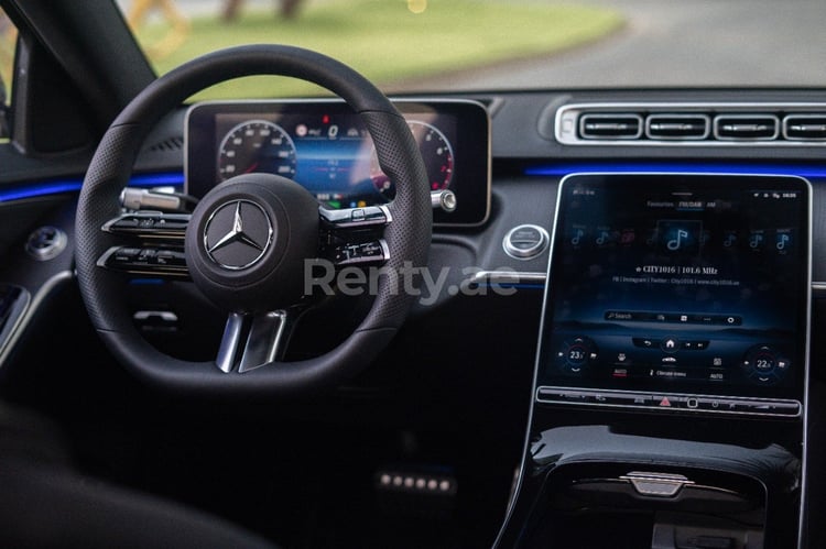 Negro Mercedes S500 Class en alquiler en Sharjah 1