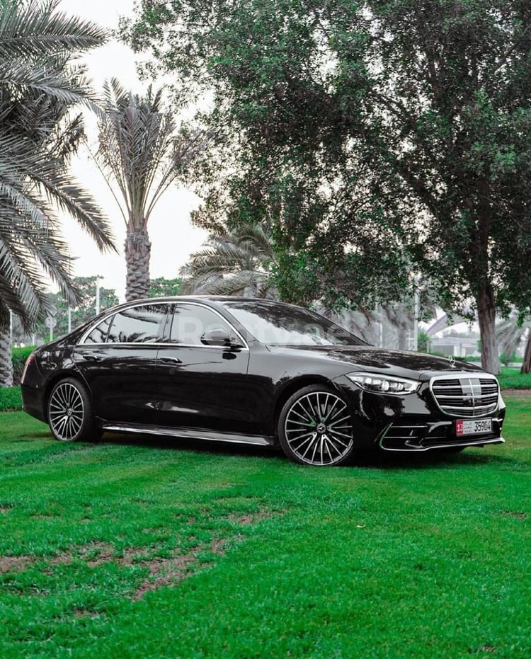 أسود Mercedes S500 Class للإيجار في دبي 3