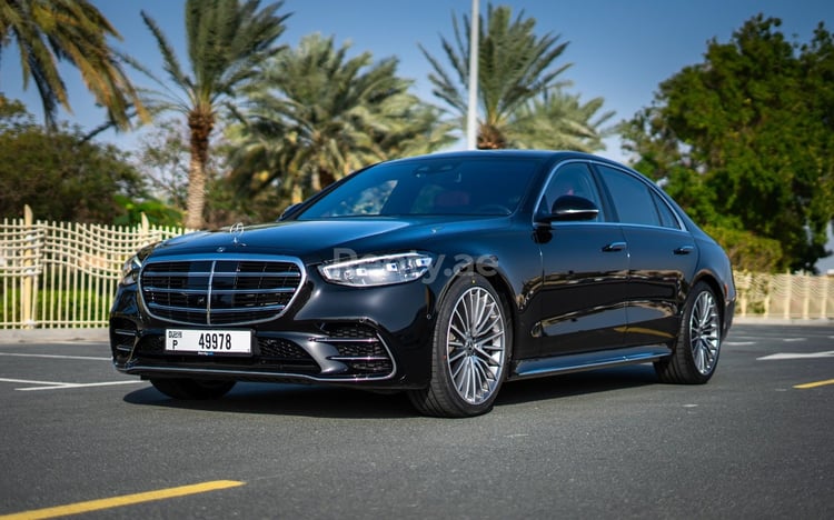 Negro Mercedes S500 en alquiler en Sharjah