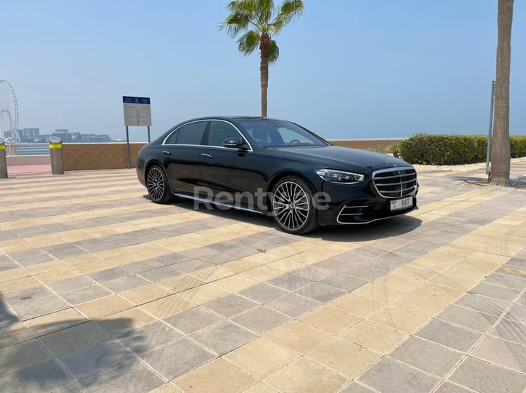 Черный Mercedes S500 Class в аренду в Абу-Даби 3