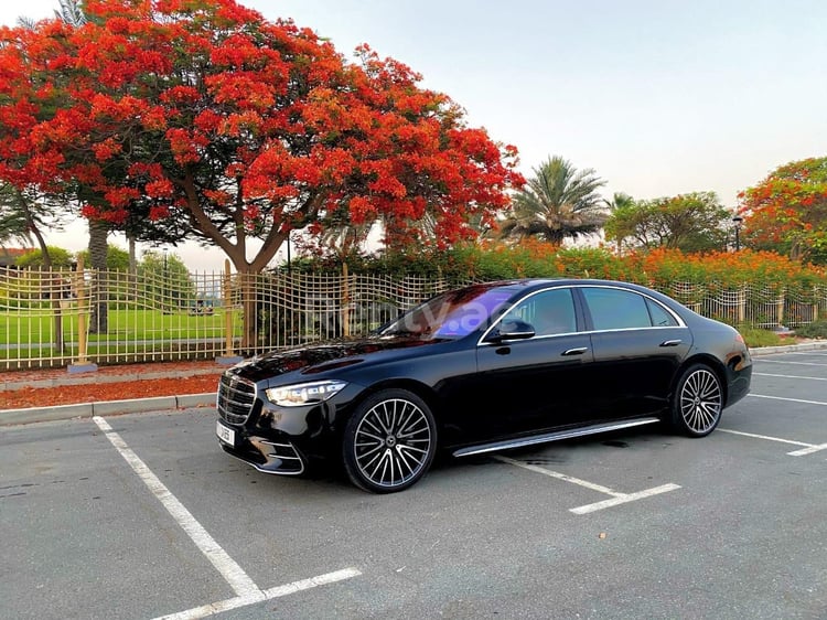 Schwarz Mercedes S500 Class zur Miete in Dubai 2