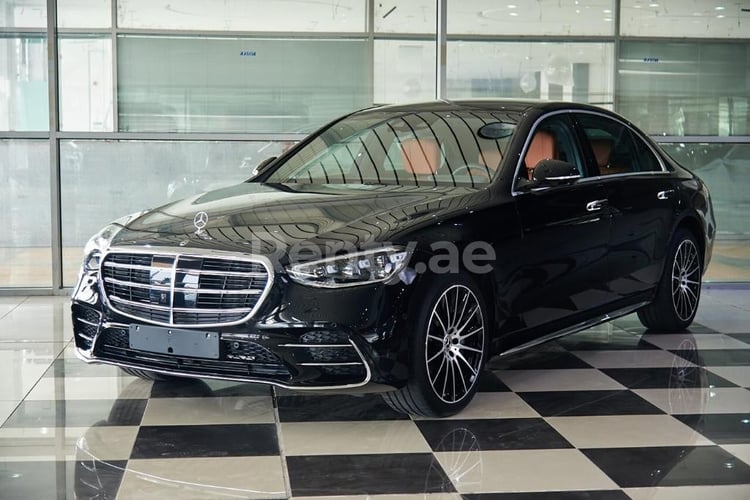 أسود Mercedes S Class للإيجار في أبو ظبي 0