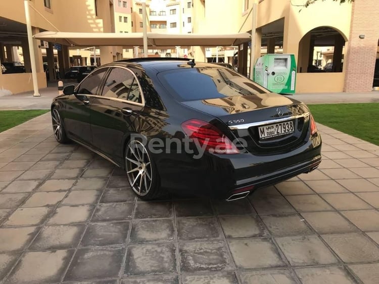 Schwarz Mercedes S550 zur Miete in Dubai 2