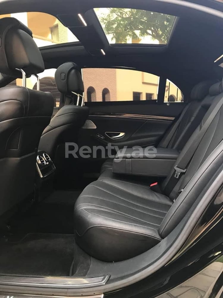 Schwarz Mercedes S550 zur Miete in Abu-Dhabi 4