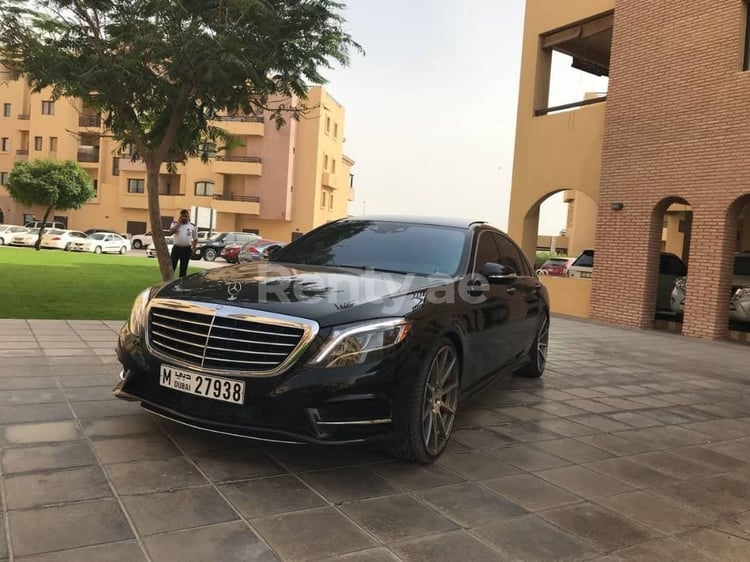 Noir Mercedes S550 en location à Sharjah 5