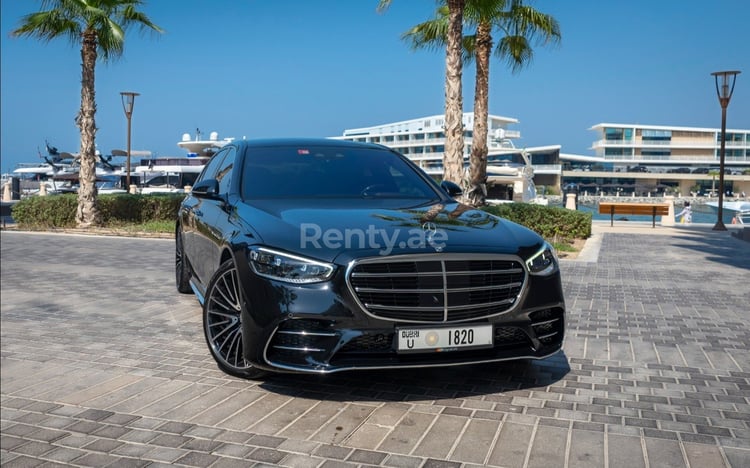 Noir Mercedes S500 en location à Abu-Dhabi