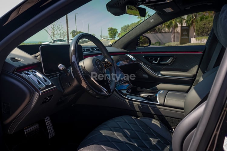 Noir Mercedes S500 en location à Abu-Dhabi 3