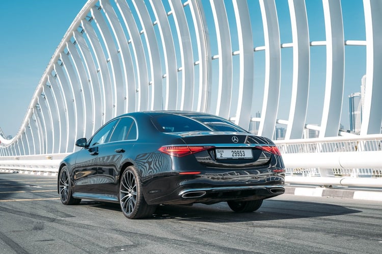 Schwarz Mercedes S500 zur Miete in Abu-Dhabi 1