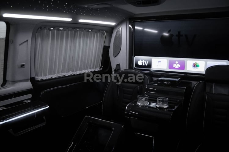 Noir Mercedes Vito VIP Maybach en location à Dubai 0