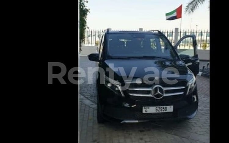 Noir Mercedes V 250 en location à Sharjah