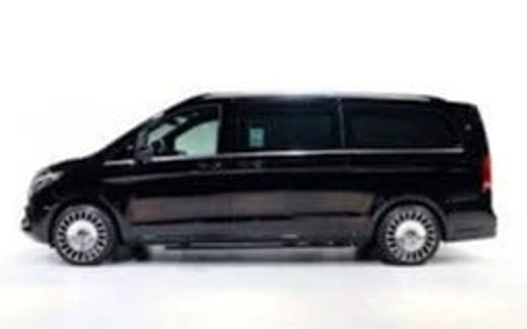 Negro Mercedes V250 Maybach  VIP en alquiler en Dubai