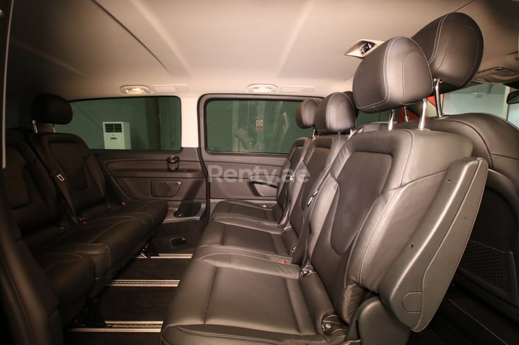 أسود Mercedes V250 للإيجار في دبي 1