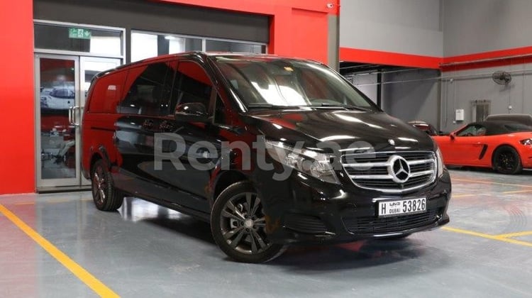 أسود Mercedes V250 للإيجار في دبي 2