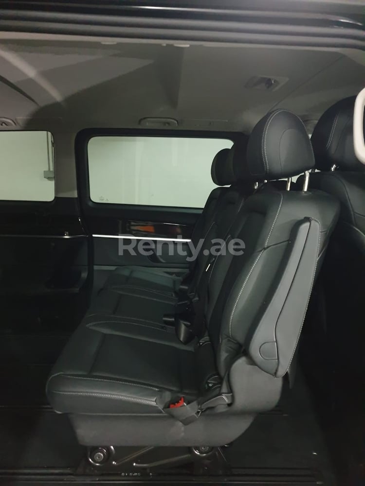 Black Mercedes V250 for rent in Abu-Dhabi 2