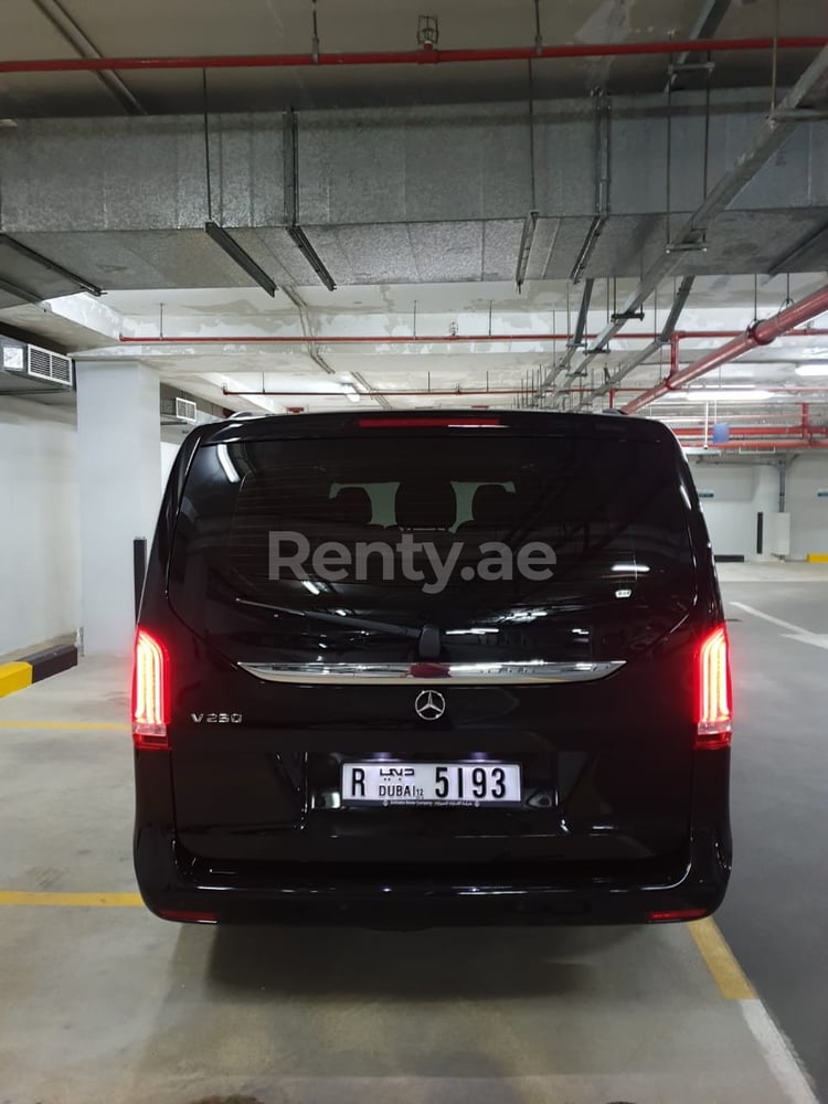 Negro Mercedes V250 en alquiler en Abu-Dhabi 5