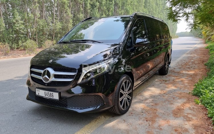 أسود Mercedes V250 full option للإيجار في دبي