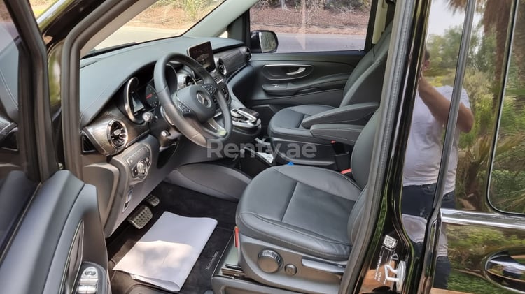 Черный Mercedes V250 full option в аренду в Дубай 0