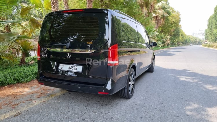 أسود Mercedes V250 full option للإيجار في دبي 2