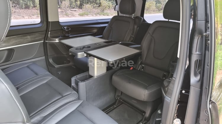 Черный Mercedes V250 full option в аренду в Абу-Даби 3