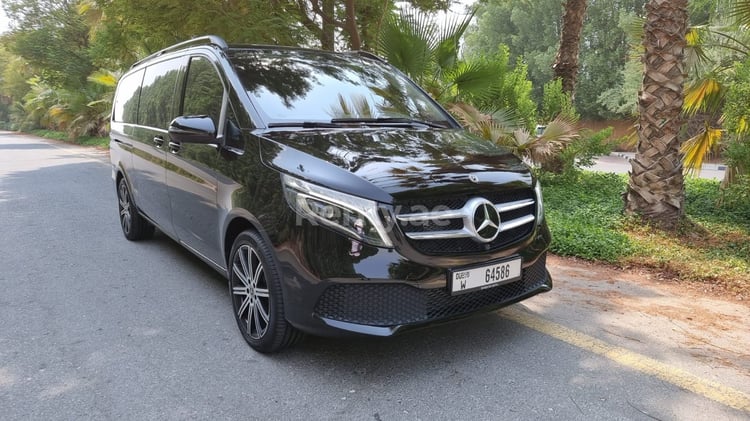 Noir Mercedes V250 full option en location à Dubai 4