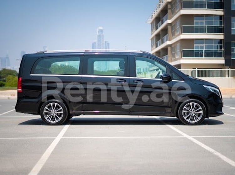 Negro Mercedes V250 en alquiler en Sharjah 0