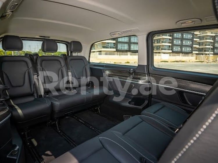 أسود Mercedes V250 للإيجار في أبو ظبي 4