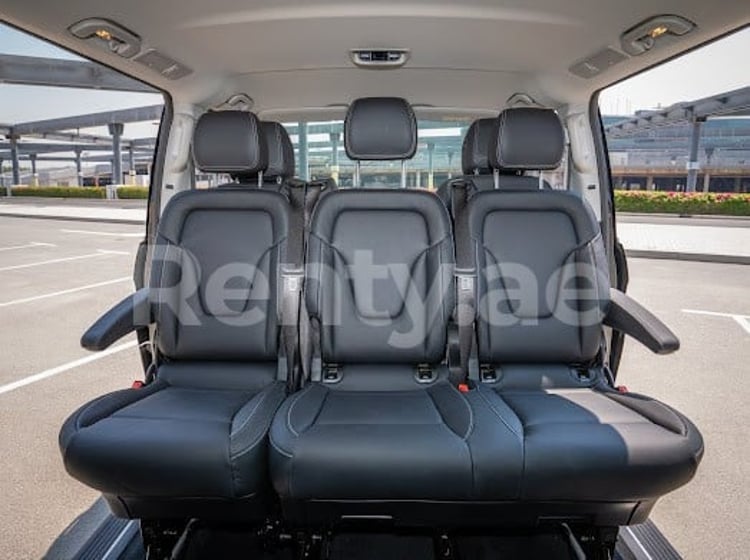 在迪拜租赁黑色 Mercedes V250 5