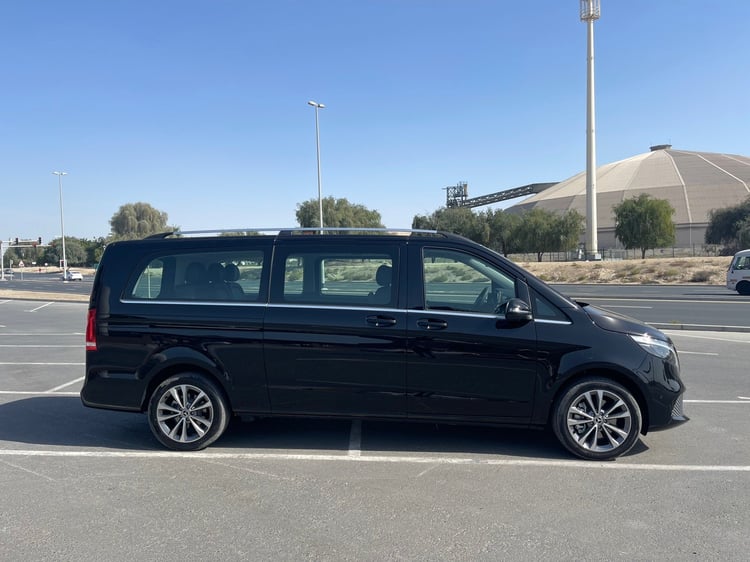 Negro Mercedes V250 en alquiler en Dubai 0