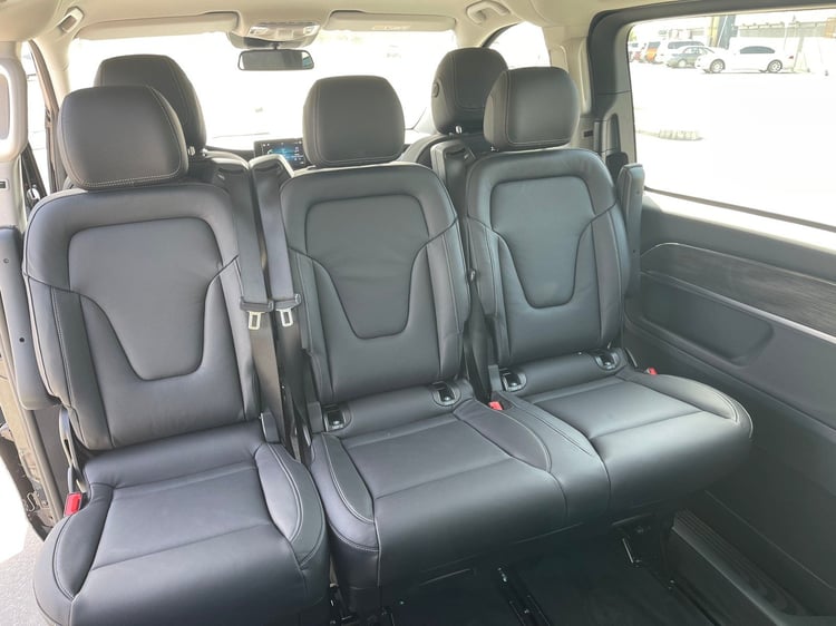 Black Mercedes V250 for rent in Abu-Dhabi 3