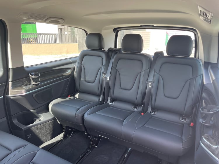 أسود Mercedes V250 للإيجار في دبي 4