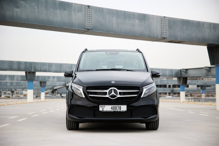 أسود Mercedes V250 للإيجار في دبي 0