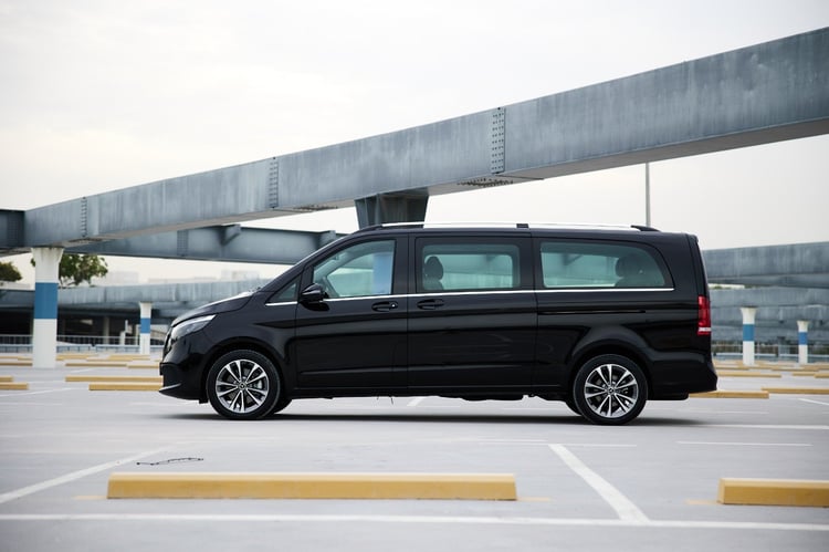 Negro Mercedes V250 en alquiler en Abu-Dhabi 1