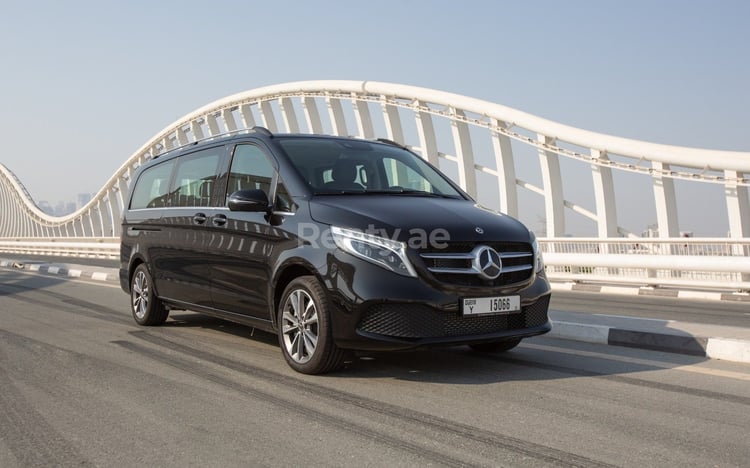 Negro Mercedes V250 en alquiler en Dubai