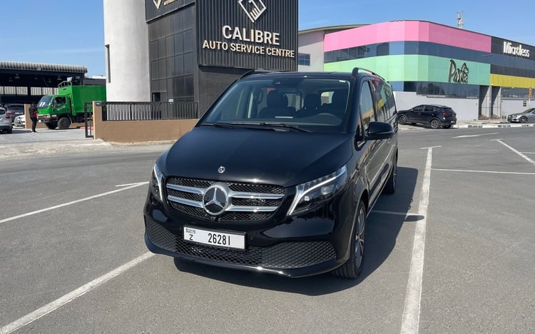 Schwarz Mercedes V250 zur Miete in Dubai