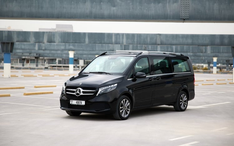 Negro Mercedes V250 en alquiler en Abu-Dhabi