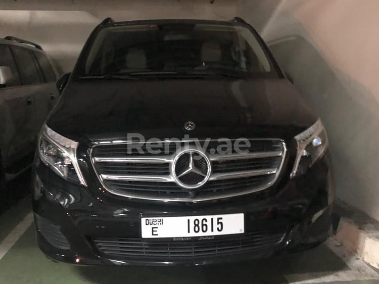 أسود Mercedes Viano للإيجار في أبو ظبي