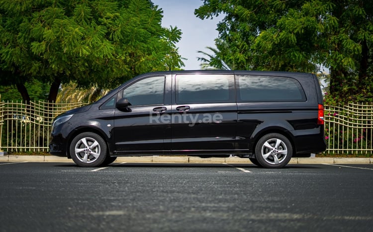 Schwarz Mercedes Vito  Class zur Miete in Dubai 1