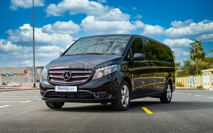 Negro Mercedes Vito  Class en alquiler en Sharjah